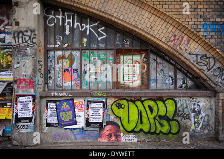 Berlin, Deutschland, Graffiti und fügen Sie - bis auf die Fassade des S - Bahnboegen Stockfoto
