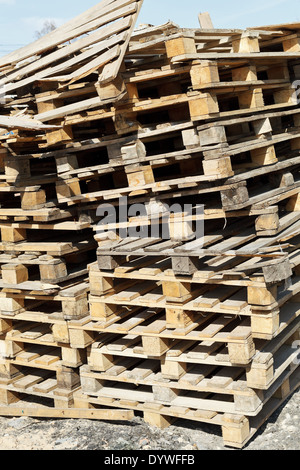 Stapel von leeren Holzpaletten in Lager Hof im freien Stockfoto