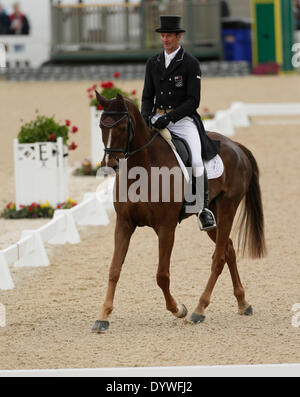 Lexington, Ky, USA. 25. April 2014. Oloa mit Mark Todd, bewarben sich am zweiten Tag der Dressur während der 2014 Rolex Kentucky dreitägige Veranstaltung im Kentucky Horse Park in Lexington, Kentucky, am April 25, 2014.Arthur mit Allison Springer haben an der Spitze nach der Dressur-Veranstaltung. Foto von Pablo Alcala | Personal Credit: Lexington Herald-Leader/ZUMAPRESS.com/Alamy Live-Nachrichten Stockfoto