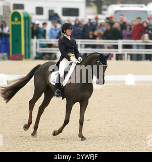 Lexington, Ky, USA. 25. April 2014. Arthur mit Allison Springer, traten während der zweite Tag der Dressur während der 2014 Rolex Kentucky dreitägige Veranstaltung im Kentucky Horse Park in Lexington, Kentucky, am 25. April 2014. Arthur mit Allison Springer haben an der Spitze nach der Dressur-Veranstaltung. Foto von Pablo Alcala | Personal Credit: Lexington Herald-Leader/ZUMAPRESS.com/Alamy Live-Nachrichten Stockfoto