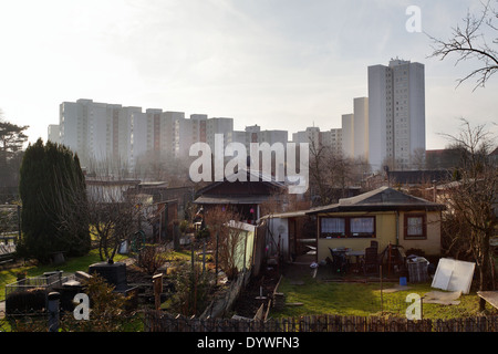 Berlin, Deutschland, Garten-Kolonie und Hochhaus Immobilien Stockfoto