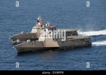 US Navy Unabhängigkeit-Klasse littoral Kampfschiffe der USS Independence und USS Coronado im Gange in den Pazifischen Ozean 23. April 2014 abseits der Küste von San Diego, Kalifornien. Stockfoto