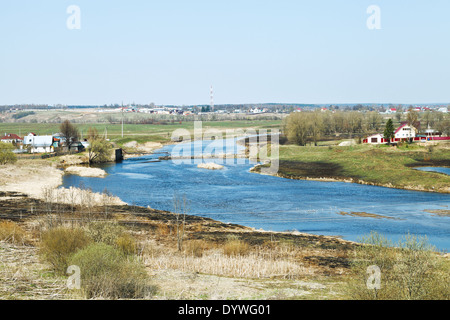 Land des russischen Frühlings Landschaft mit Fluss Moskwa in Mozhaysk region Stockfoto