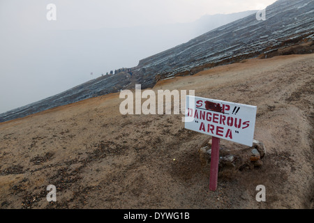 Warnung Board am Rand des Kraters, Kawah Ijen, Banyuwangi Regency, Ost-Java, Indonesien Stockfoto