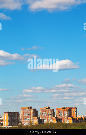 Wohnquartier unter Bue Frühlingshimmel mit weißen Wolken Stockfoto