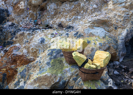 Große Blöcke von Schwefel in Körben, Kawah Ijen, Banyuwangi Regency, Ost-Java, Indonesien Stockfoto