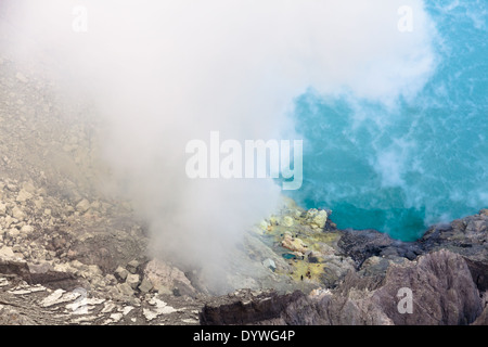 Schwefel-mine und Türkis Säure Kratersee Kawah Ijen, Banyuwangi Regency, Ost-Java, Indonesien Stockfoto