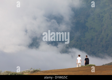 Zwei Touristen in der Gegend der Kawah Ijen, Banyuwangi Regency, Ost-Java, Indonesien Stockfoto