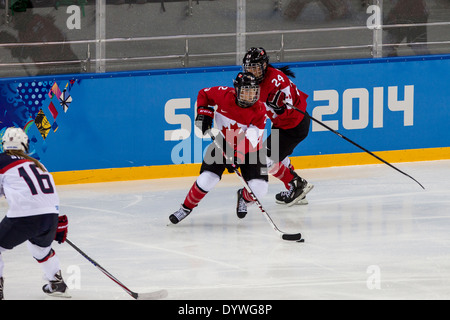 Meghan Agosta (CAN) 2, USA-Kanada Frauen Eishockey bei den Olympischen Winterspielen, Sotschi 2014 Stockfoto