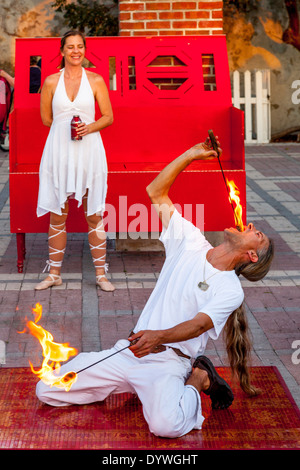 Ein Feuerschlucker führt bei der Sunset Celebration, Mallory Square, Key West, Florida, USA Stockfoto