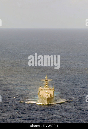 US Navy amphibische dock Landung Schiff USS Harpers Fähre auf dem Weg zurück zu seinem Heimathafen San Diego aus einer achtmonatigen Bereitstellung in den westlichen Pazifik 18. April 2014 im Pazifischen Ozean. Stockfoto