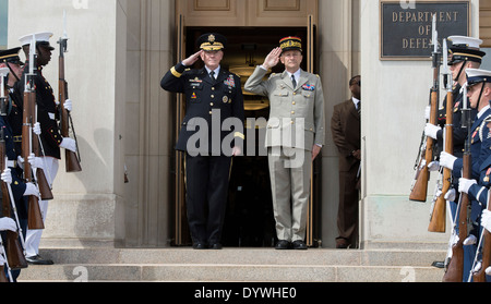 US-Vorsitzender der Joint Chiefs General Martin E. Dempsey und Französisch Chef der Verteidigung Staff General Pierre de Villiers Gruß vor dem Pentagon während eine Ehre cordon 23. April 2014 in Arlington, Virginia. Stockfoto