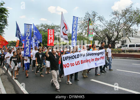 Manila, Philippinen. 25. April 2014. Militante Gruppen protestierten vor der US-Botschaft in Manila gegen, die die Anwesenheit von US-in den Philippinen Truppen. US-Präsident Barrack Obama werden die Philippinen als seine letzte Station seiner Asien-Tour besuchen. Bildnachweis: Mark Fredesjed R. Cristino/Pacific Press/Alamy Live-Nachrichten Stockfoto