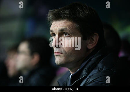 Barcelona. 25. April 2014. Foto aufgenommen am 13. Januar 2013 zeigt Barcelonas Trainer Tito Vilanova reagiert während ihrer spanischen Erstligisten Fußballspiel gegen Malaga im La Rosaleda Stadium in Malaga, Spanien. Barcelona-Trainer Tito Vilanova starb am 25. April 2014 nach einem längeren Kampf gegen den Krebs. Bildnachweis: Agenciapuntopress/Xinhua/Alamy Live-Nachrichten Stockfoto