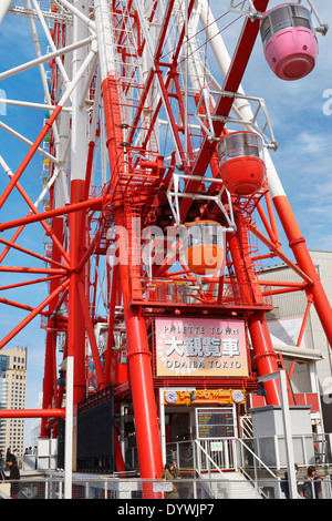 Sky Wheel Beobachtung Riesenrad in Palette Town, Odaiba, Tokio, Japan. Stockfoto