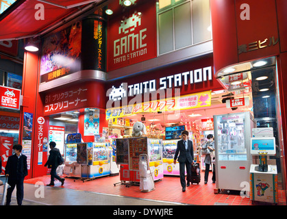 Taito Station Arcade-Spiel spielen in Akihabara, Tokyo, Japan. Stockfoto