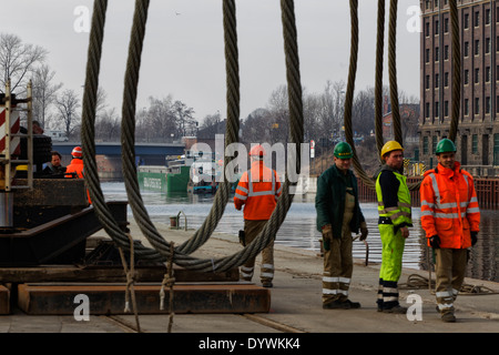 Berlin, Deutschland, Hafenarbeiter in Berlin Westhafen BEHALA - Schwergutshuttle warten Stockfoto