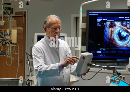 Berlin, Deutschland, Prof. Dr. Dietrich Andresen, Chefarzt der Vivantes Klinikum Am Urban, im Hybrid oder Stockfoto