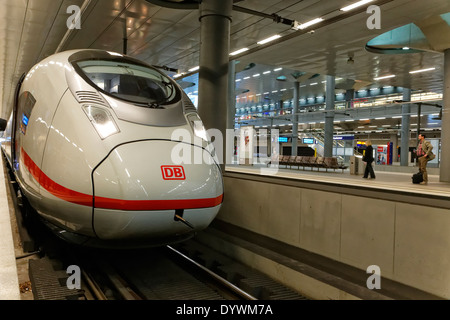 Berlin, Deutschland, ICE-3-Zuges auf Spur 2 im Untergeschoss des Berliner Hauptbahnhofs Stockfoto