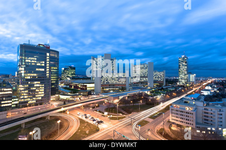 UNO-City in der Abenddämmerung, Wien, Österreich Stockfoto