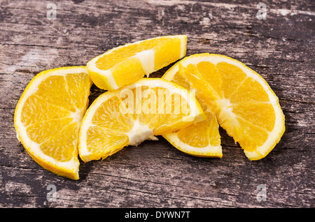 Reihe von Orangenscheiben auf Holz Hintergrund Stockfoto