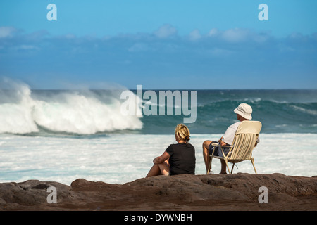 Die großen und spektakulären Wellen am Hookipa Beach in der Nordküste von Maui. Stockfoto