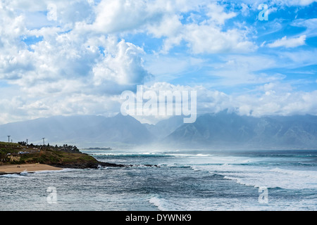 Die großen und spektakulären Wellen am Hookipa Beach in der Nordküste von Maui. Stockfoto