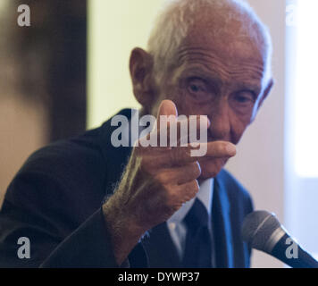 San Clemente, Kalifornien, USA. 10. April 2014. Doc Paskowitz, 93, nutzt seine Finger weg von seinen neun Kindern zu zählen, wie er jene Kinder, die herauskamen dankte, ihren Vater am Donnerstag Abend zu sehen. Die Casa Romantica Cultural Center und Gärten gehostet Dorian "Doc" Paskowitz mit seiner Darstellung des '' Aloha Doc: Rezepte für eine Surf-Lifestyle, '' am Donnerstagabend. Die Surf-Legende gemacht eine besondere Reise nach San Clemente aus seiner Heimat in Hawaii für die Veranstaltung, als er über alte San Onofre aus den 1930er Jahren sprach. © David Bro/ZUMAPRESS.com/Alamy Live-Nachrichten Stockfoto