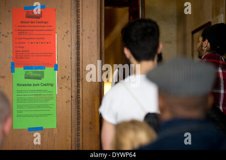 If Menschen Stehen bin 26.04.2014 in Berlin Vor Dem Delphi-Filmpalast in Einer Schlange Für Ein Casting JG Gesucht Werden 1000 Komparsen Für Eine Große Hollywood-Produktion. Foto: Kay Nietfeld/Dpa (c) Dpa - Bildfunk Stockfoto