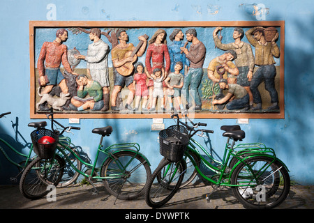 Fahrräder und Wandmalerei Skulptur. Caminito Straße. La Boca-Viertel. Buenos Aires. Argentinien Stockfoto