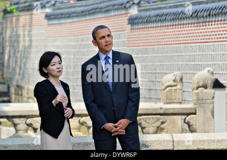 US-Präsident Barack Obama erhält eine Tour des Gyengbok Palastes mit Professor Sang-mi Park Hankuk University of Foreign Studies 25. April 2014 Seoul, Südkorea. Stockfoto