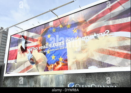 Vauxhall, London, UK. 26. April 2014. Die UKIP-Plakat wurde Spray lackiert und teilweise von der Plakatwand in Vauxhall gerissen. Bildnachweis: Matthew Chattle/Alamy Live-Nachrichten Stockfoto