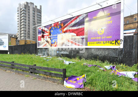 Vauxhall, London, UK. 26. April 2014. Die UKIP-Plakat wurde Spray lackiert und teilweise von der Plakatwand in Vauxhall gerissen. Bildnachweis: Matthew Chattle/Alamy Live-Nachrichten Stockfoto