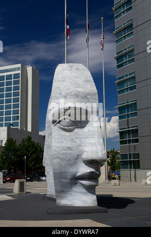 "Osten 2 West Quellpunkt", ein Outdoor-Skulptur im öffentlichen Raum von Larry Kirkland eines Two-sided "Janus" Kopf im Jahr 2003 Stockfoto