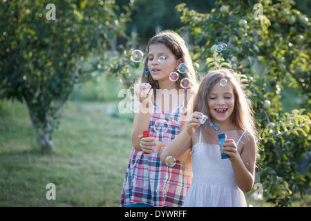 Geschwister, die Seifenblasen Stockfoto