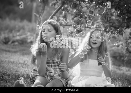 Geschwister, die Seifenblasen Stockfoto