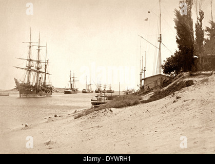 Ein Schiff, vorbei an der Nr. 84 Signalisierung Bahnhof, Kantara, Suezkanal, Ägypten, ca. 1880. Andere Schiffe sind am anderen Ufer festgemacht. Stockfoto