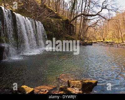 Sgwd Ddwli Uchaf (oben) fällt auf den Afon Nedd Fechan in Brecon-Beacons-Nationalpark Wasserfälle Land Stockfoto