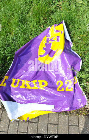 Vauxhall, London, UK. 26. April 2014. Die UKIP-Plakat wurde Spray lackiert und teilweise von der Plakatwand in Vauxhall gerissen. Bildnachweis: Matthew Chattle/Alamy Live-Nachrichten Stockfoto