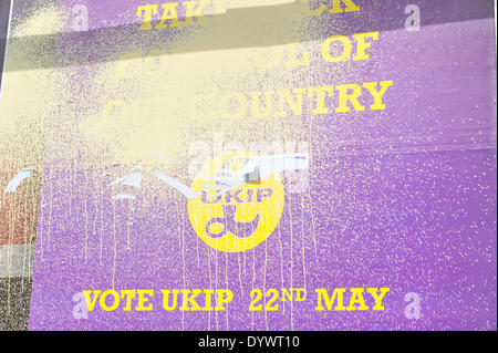 Vauxhall, London, UK. 26. April 2014. Die UKIP-Plakat wurde Spray lackiert und teilweise von der Plakatwand in Vauxhall gerissen. Bildnachweis: Matthew Chattle/Alamy Live-Nachrichten Stockfoto