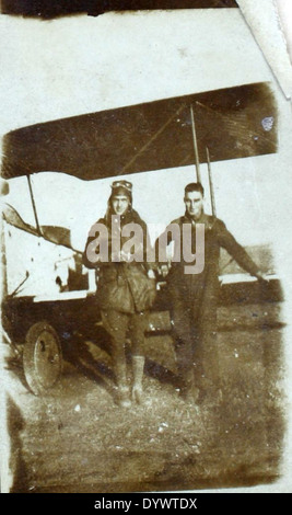Dieses Bild zeigt Fred Alvin Jones, einen bemerkenswerten Piloten von Eastern Airlines, auf einem Foto von seinem persönlichen Album. Es ist ein wichtiger Moment in der Geschichte der Zivilluftfahrt Mitte des 20. Jahrhunderts. Stockfoto