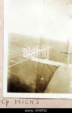 Dieses Bild von Fred Alvin Jones Album zeigt einen Piloten der Eastern Airlines in der Mitte des 20. Jahrhunderts. Jones war ein erfahrener Flieger, der während seiner Karriere maßgeblich zur Flugzeugbranche beitrug. Stockfoto