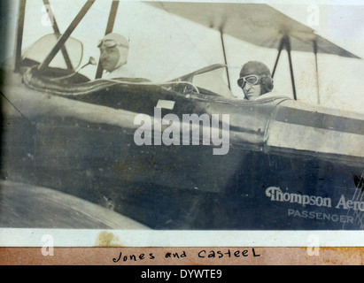 Dieses Foto aus dem AL-58 Jones Album zeigt Fred Alvin Jones, einen Piloten von Eastern Airlines. Das Bild zeigt Jones’ Beiträge zur kommerziellen Luftfahrt während seiner Karriere bei Eastern Airlines. Stockfoto