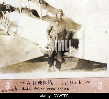 Dieses Foto aus dem Album von Fred Alvin Jones zeigt ein Flugzeug der Eastern Airlines, wahrscheinlich eines der frühen Verkehrsflugzeuge der Airline. Fred Alvin Jones, ein bekannter Pilot, trug während seiner Karriere maßgeblich zur Luftfahrt bei, einschließlich seiner Arbeit bei Eastern Airlines. Stockfoto