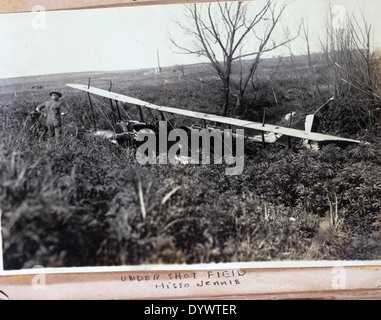 Dieses Bild von Fred Alvin Jones Album zeigt ein historisches Flugzeug der Eastern Airlines, das Momente aus der frühen kommerziellen Luftfahrt einfängt. Jones, ein bemerkenswerter Pilot, trug durch seine Arbeit bei Eastern Airlines zum Luftverkehr bei. Stockfoto