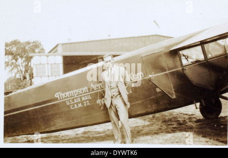 Dieses Bild von Fred Alvin Jones Album zeigt ein Flugzeug der Eastern Airlines, das die Rolle der Fluggesellschaft in der amerikanischen Luftfahrtgeschichte widerspiegelt. Jones, ein gelernter Pilot, trug während seiner Karriere maßgeblich zur Flugzeugbranche bei. Stockfoto