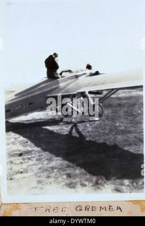 Dieses Bild aus dem Jones-Album zeigt Fred Alvin Jones, einen Piloten der Eastern Airlines. Das Foto spiegelt die frühe kommerzielle Luftfahrt Mitte des 20. Jahrhunderts wider und unterstreicht Jones' Karriere in der Flugzeugbranche. Stockfoto