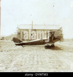 Dieses Bild stammt aus dem AL-58 Jones Album und zeigt Fred Alvin Jones, einen namhaften Piloten der Eastern Airlines. Jones war bekannt für seine Beiträge zur frühen kommerziellen Luftfahrt, insbesondere in den 1940er Jahren, als Eastern Airlines eine Schlüsselrolle bei der Entwicklung der US-Luftfahrtindustrie spielte. Stockfoto