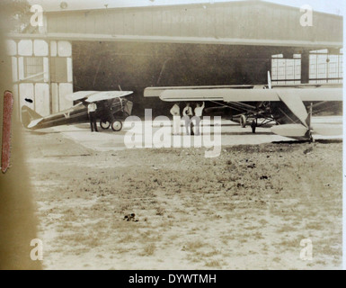 Dieses Foto vom AL-58 Jones Album zeigt einen Piloten von Eastern Airlines. Fred Alvin Jones war eine wichtige Figur in der kommerziellen Luftfahrt und das Bild fängt einen Moment aus den frühen Jahren des Betriebs der Eastern Airlines ein. Stockfoto