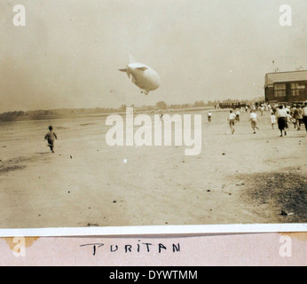Das AL-58-Bild von Fred Alvin Jones’ Album zeigt einen Piloten von Eastern Airlines. Jones war eine prominente Persönlichkeit in der Luftfahrtgeschichte und trug zur Entwicklung und zum Erfolg der Flugzeugindustrie Mitte des 20. Jahrhunderts bei. Das Bild zeigt seine Rolle und seine Erfolge in der Luftfahrt. Stockfoto